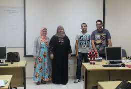 الطالبان كرم النفوس وباسل أمين يستعرضان مشروع الروبوت الآلي أمام طلبة مساق تكنولوجيا التعليم