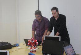 الطالبان كرم النفوس وباسل أمين يستعرضان مشروع الروبوت الآلي أمام طلبة مساق تكنولوجيا التعليم
