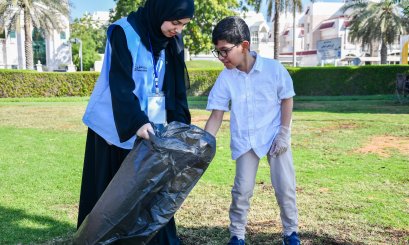 جامعة العين تختتم فعاليات عام الاستدامة بمبادرة تنظيف الشواطئ