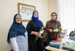 Distributing flowers in the International Women's Day 
